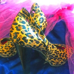 Guess Size 8 Ankle Wrap Peep-Toe